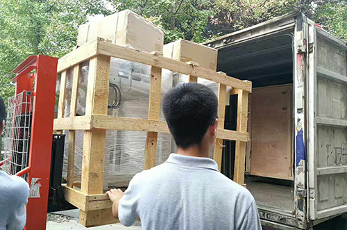 鎮(zhèn)江客戶SMT設(shè)備專車送貨，貨到上門安裝調(diào)試