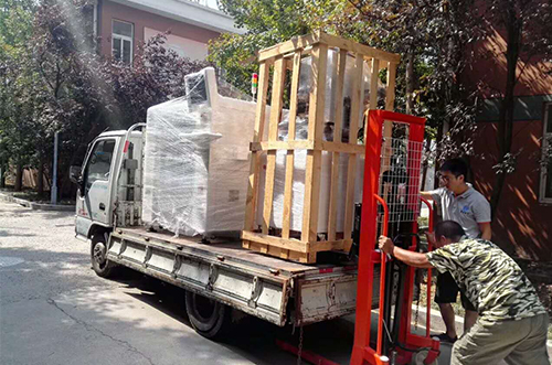 常熟客戶SMT設(shè)備專車送貨，貨到上門安裝調(diào)試