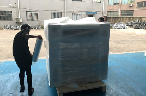 深圳客戶SMT設(shè)備專車送貨，貨到上門安裝調(diào)試