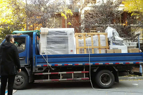 丹陽(yáng)客戶SMT設(shè)備專車送貨，貨到上門安裝調(diào)試